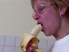 Old bitch screws her stinky wool glazed cunt family porn bottle